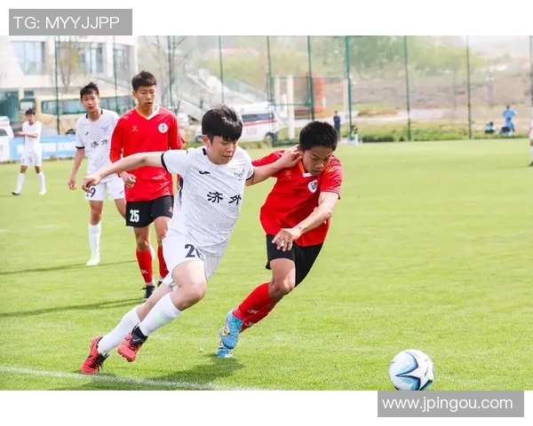 掌握踢足球的基本要领与技巧提升你的球技和比赛表现